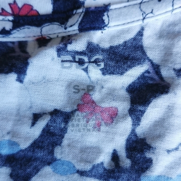 𝅺Urban Outfitters Christmas Bunny T-shirt Small New - Picture 4 of 4